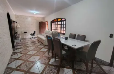 Casa térrea com 2 quartos, 1 suíte e 2 vagas de garagem