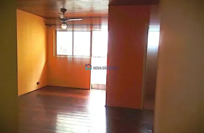 Apartamento à venda com 2 dormitórios, andar alto, próximo ao metrô saúde.