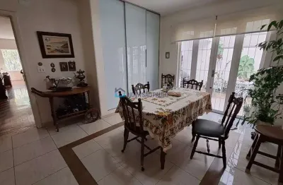 Casa à venda no planalto paulista com 3 quartos e 4 vagas de garagem.