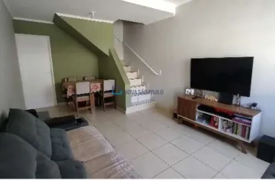 Sobrado à venda em condomínio fechado, com 2 dormitórios e 2 vagas de garagem.