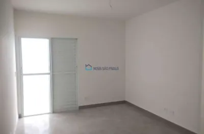 Sobrado com 3 dormitórios e vaga de garagem próximo à avenida santa catarina