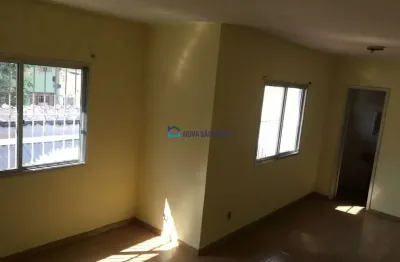 Praça da árvore, vende sobrado com 4 dormitórios sendo 1 suíte.