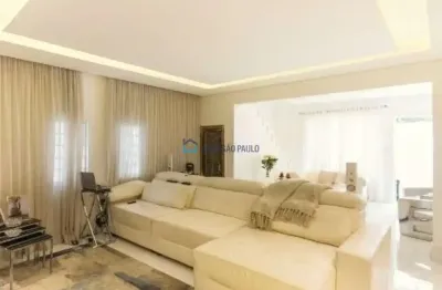 Casa alto padrão à venda com 3 suítes, espaço gourmet e academia privativa