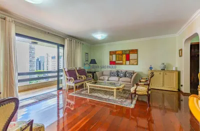 Apartamento mobiliado com 4 dormitórios e varanda próximo ao Metrô Moema em São Paulo