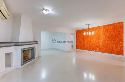 Apartamento à venda no Campo Belo com 3 quartos e 2 vagas de garagem.