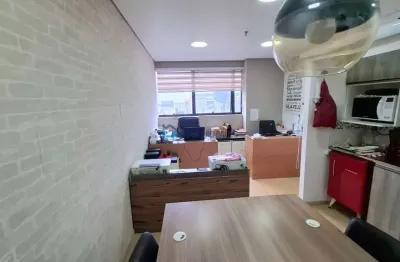 Sala comercial reformada ao lado do metrô São Judas 30m² com vaga rotativa.