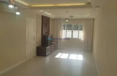 Casa à venda no Parque Jabaquara com 3 quartos e 3 vagas de garagem.