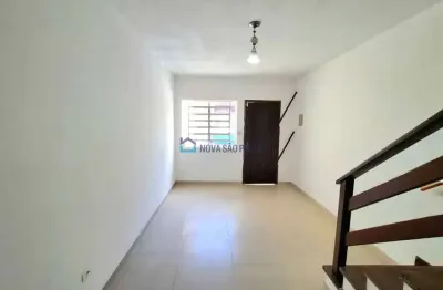 Sobrado à venda no Jardim Prudência 2 quartos, garagem com portão automático e quintal.