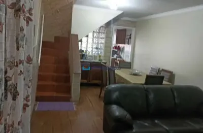 Casa ampla no Jardim Prudência com sala de dois ambientes, quintal, 3 quartos e ótima localização.