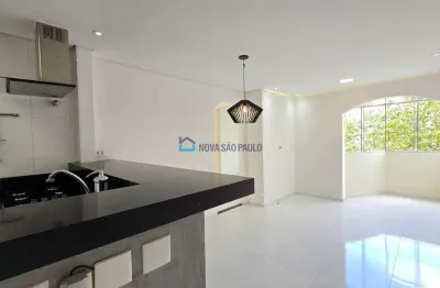 Apartamento na Vila Gumercindo 02 dormitórios 01 vaga livre.