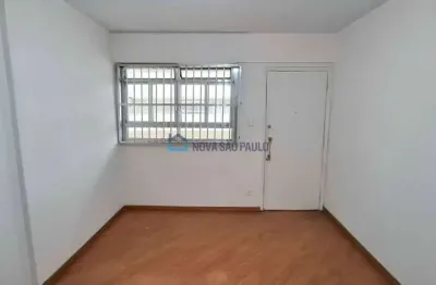 Apartamento à venda no Bosque da Saúde com 1 dormitório e vaga coberta.