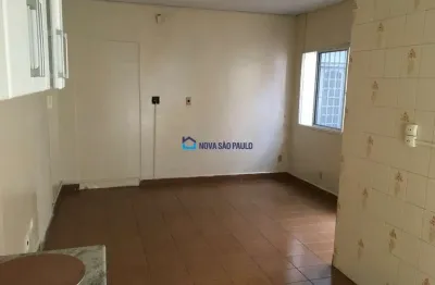 Praça da Árvore, vende sobrado com 4 dormitórios sendo 1 suíte.