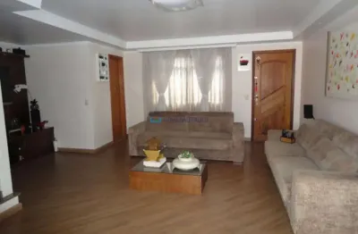 Casa à venda em condomínio fechado, entre as estações de metrô saúde e são judas.