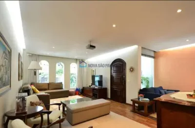 Amplo sobrado à venda na Vila Clementino! Excelente oportunidade: imóvel espaçoso, com quintal.