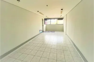 Sala comercial ao lado da estação são judas do metrô.