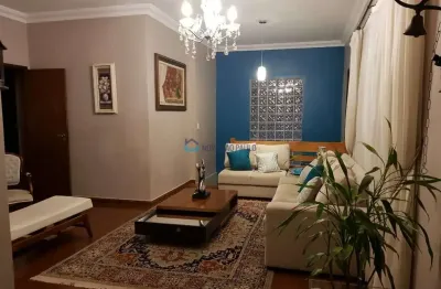 Casa Térrea Bairro Saúde.  4 Dormitórios. 6 vagas de garagem. Quintal.