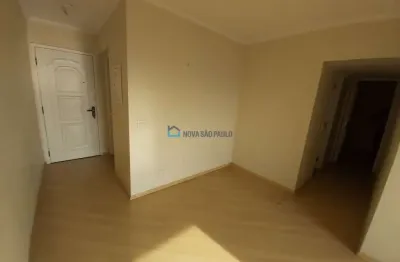 Apartamento vago, reformado, ensolarado, próximo a bancos, supermercados, escolas, shopping.