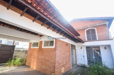 Casa assobradada com quintal, jardim e canil no planalto paulista