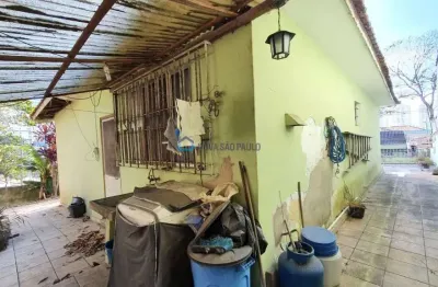 Casa térrea de esquina, possui amplo e salão comercial junto ao terreno!