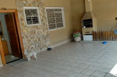 Casa em condomínio,  três dormitórios,  frente ao ponto do ônibus,  financia,