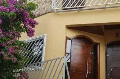 Sobrado vila curuça , santo andré garagem com 2 portões  automáticos, 4 vagas ,lavanderia coberta, wc, quintal área com churrasqueira . primeiro piso