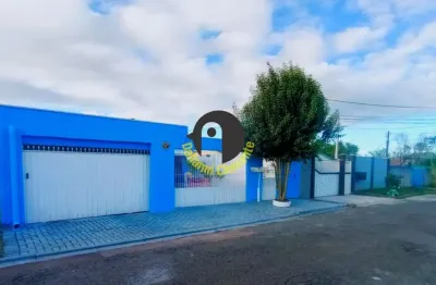 Casa térrea com três dormitórios, área total de 127m² à venda no bairro cajuru-c
