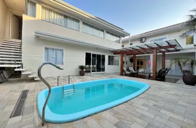 Casa de alto padrão com 03 suítes a venda no centro de são jose dos pinhais