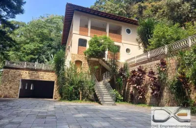 Área arborizada 1000m2  com sobrado 410m2  4 dormitórios ,3 suítes , 12 vagas , piscina .