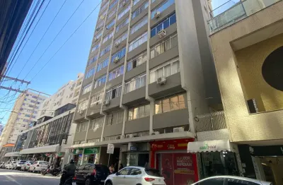 More no centro de florianópolis onde tem  um bairro histórico e encantador !!