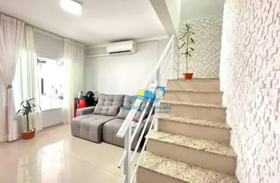 Casa à venda com 2 suítes no centro de balneário piçarras - 2 vagas de garagem