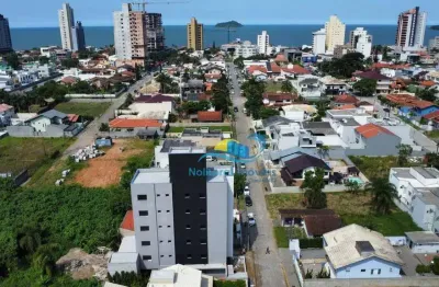 Apartamento no centro de balneário piçarras com 1 suíte + 2 quartos - 530m da praia