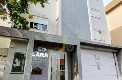 Apartamento central, com 03 quartos, planejados na cozinha e duas vagas de garagem