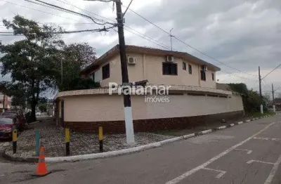 Sobrado / 03 dorm.sendo 01 suíte / 190 m² / 02 vagas de garagem / piscina / catiapoã /são vicente