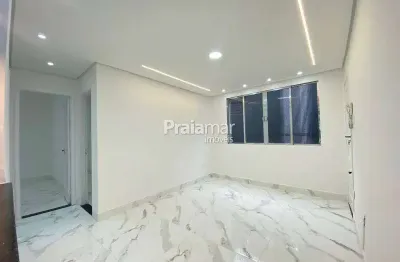 Apartamento todo reformado em porcelanato com 02 dormitorios