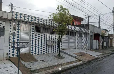Casa : 01 sala i 03 dorm i 03 banheiros sendo 01 suíte i 03 vagas gar i 01 coz i 01 aréa de serviço.
