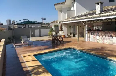 Belíssima casa à venda na vila breda, região central de santa bárbara d´oeste ? sp, com 03 dormitórios, piscina e espaço gourmet.