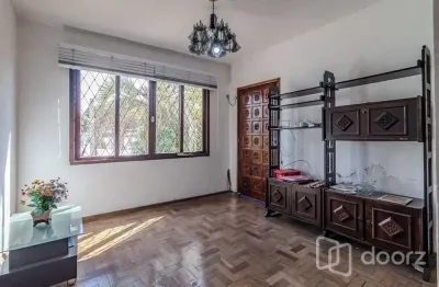 Casa com 6 quartos à venda na rua fernando abbott, 1227, passo da areia, porto alegre, 210 m2 por r$ 698.000