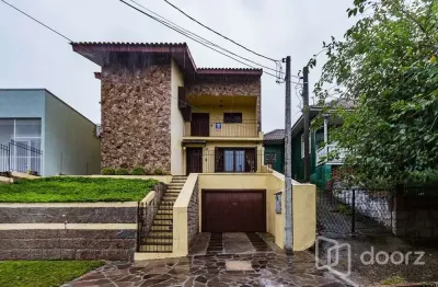 Casa com 3 quartos à venda na rua bispo sardinha, 95, vila ipiranga, porto alegre, 329 m2 por r$ 749.900
