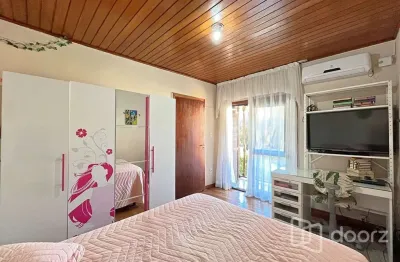 Casa com 4 quartos à venda na rua xavier da cunha, 507, cristal, porto alegre, 206 m2 por r$ 655.000