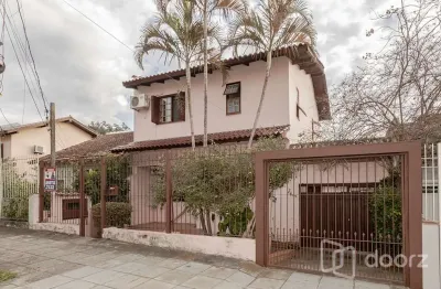 Casa com 4 quartos à venda na três passos, 107, passo da areia, porto alegre, 290 m2 por r$ 895.000