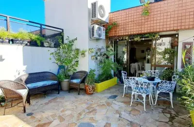 Cobertura semi mobiliada com 3 dormitórios, sol leste/norte e duas vagas lado a lado!!!