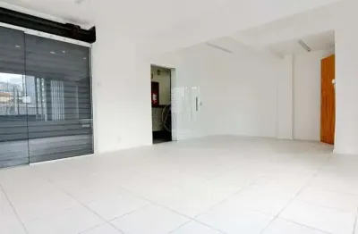 Excelente sala comercial 'tipo loja' com ótima luminosidade e bem ventilada em tradicional galeria do centro histórico. desocupada e pronta para o seu negócio prosperar!!!