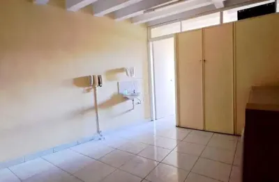 Ampla sala comercial no coração do bairro, silenciosa e desocupada!!!