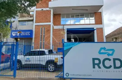 Excelente pavilhão muito bem localizado no bairro!!!