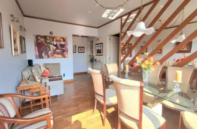 Amplo apartamento de 2 dormitórios, mobiliado, vaga de garagem coberta, estacionamento para visitantes, localizado em rua plana e em condomínio tradicional do bairro!!!