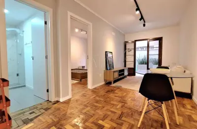 Desocupado!!! aconchegante e silencioso apartamento 1 dormitório térreo estilo garden, semi mobiliado, totalmente reformado em localização privilegiada no bairro!!!