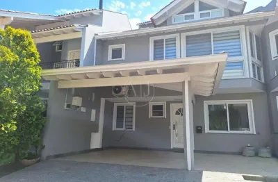 Ampla casa em condomínio, semimobiliada, 4 suítes, pátio com quiosque com churrasqueira e amplo sótão com sacada integrada!!! 3 vagas.