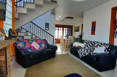 Lindo sobrado em condomínio fechado, bem ensolarado e arejado!!!