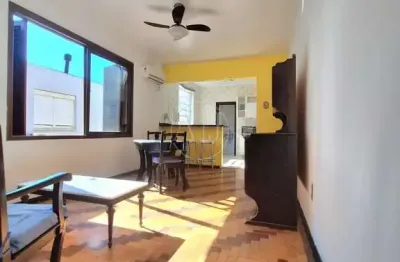 Desocupado!!! apartamento semimobiliado com dois dormitórios bem amplos. silencioso e ensolarado. prédio reformado ao lado da praça da encol e praça andré forster!