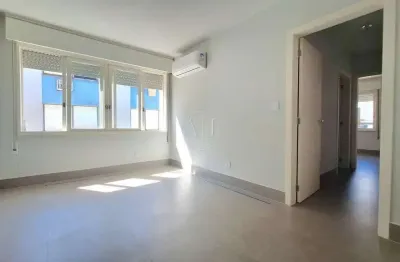 Desocupado!! 2 dormitórios, totalmente reformado, semimobiliado, dependência (home office) 2 vagas de garagem, depósito, prédio com elevador próximo da praça da encol!!!